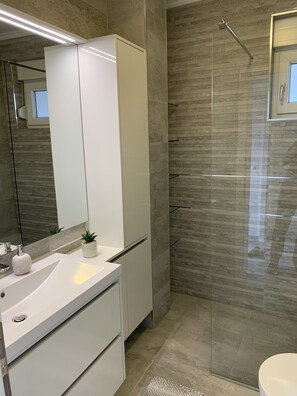 Dusche, Haartrockner, Handtücher, Seife