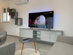 TV, books - Laudato ⭐️⭐️⭐️⭐️ XXL Deluxe Apartment with free Jacuzzi, Bikes & Covered Parking (Turanj)