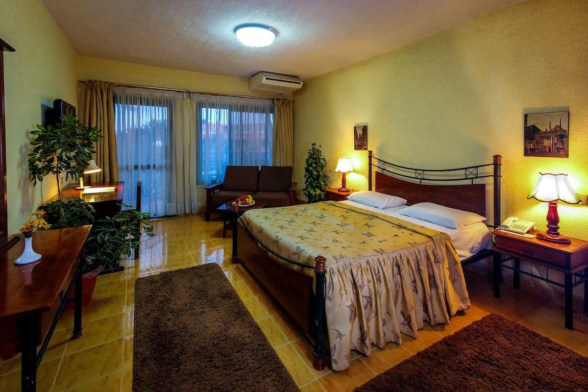 Zimmersafe, Verdunkelungsvorhänge, kostenloses WLAN, Bettwäsche