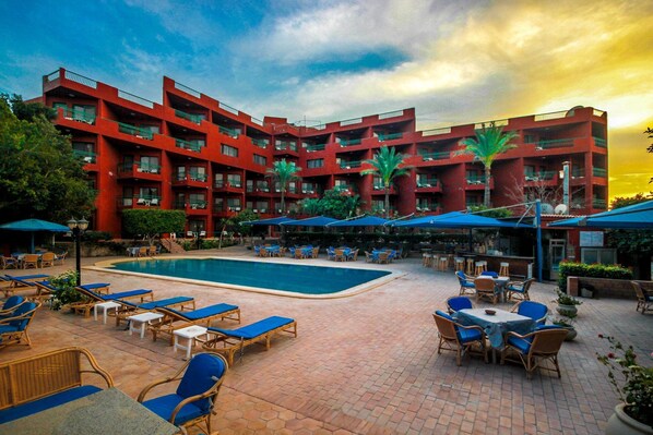 Seasonal outdoor pool, pool loungers