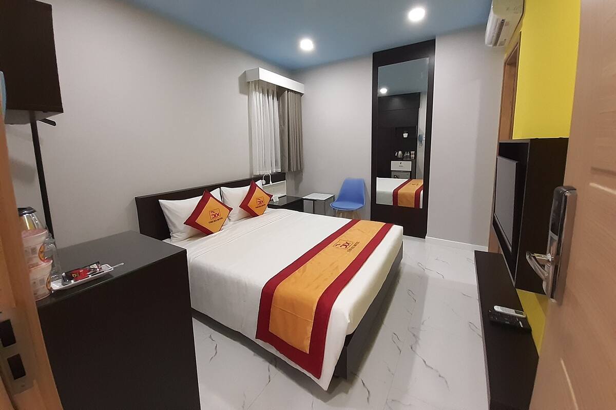 Basic Double Room | Free minibar items, individually decorated, individually furnished, desk