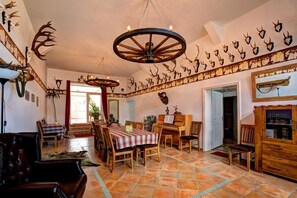 32-inch LED TV with digital channels, TV - Müllers Bauernhof (Isenbuttel)