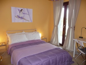 Desk, free WiFi, bed sheets - Ametista affittacamere (Casaleggio Novara)