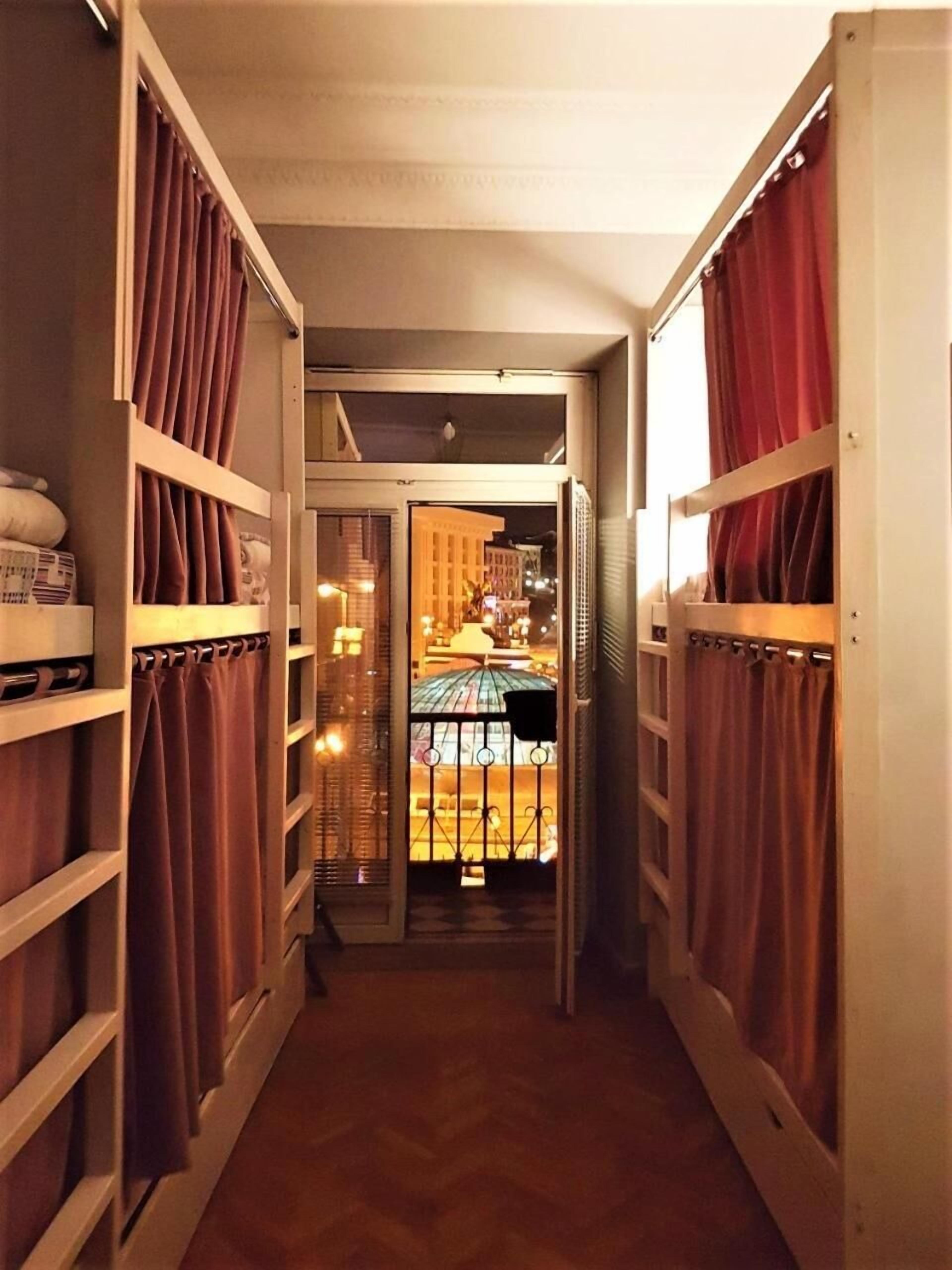 Roupas de cama premium, cortinas blackout, quartos à prova de som