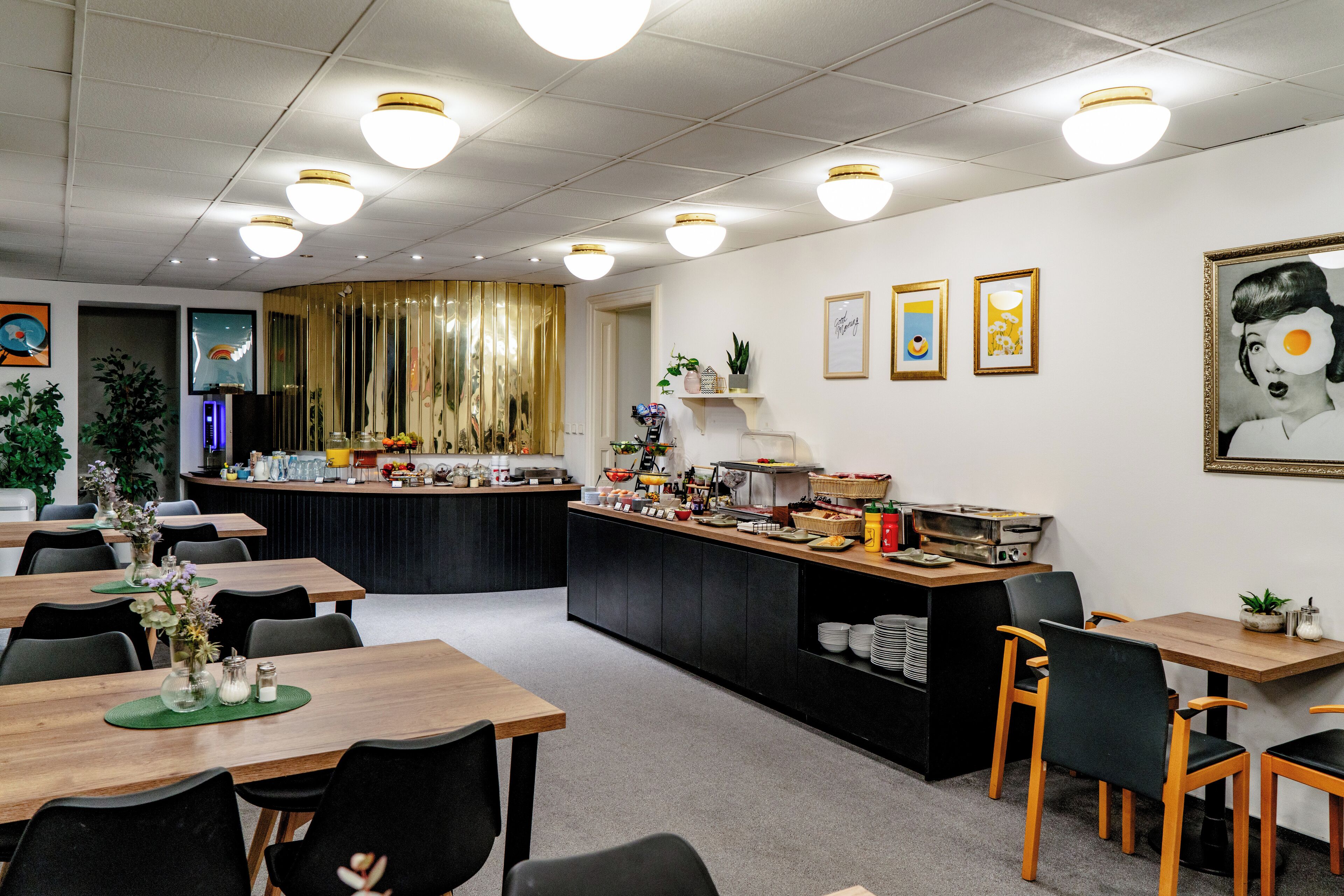 Tägliches Frühstücksbuffet (13 EUR pro Person)