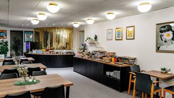 Desayuno buffet (EUR 13 por persona)