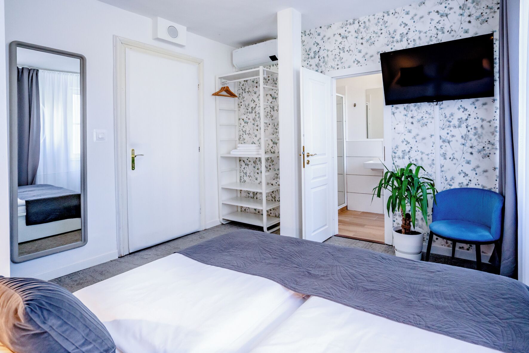 Habitación doble estándar | Cortinas blackout, wifi gratis y ropa de cama 