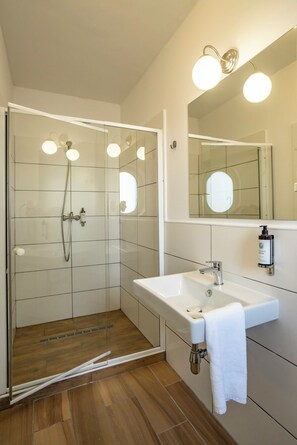 Standard Single Room | Bathroom | Shower, free toiletries, hair dryer, towels