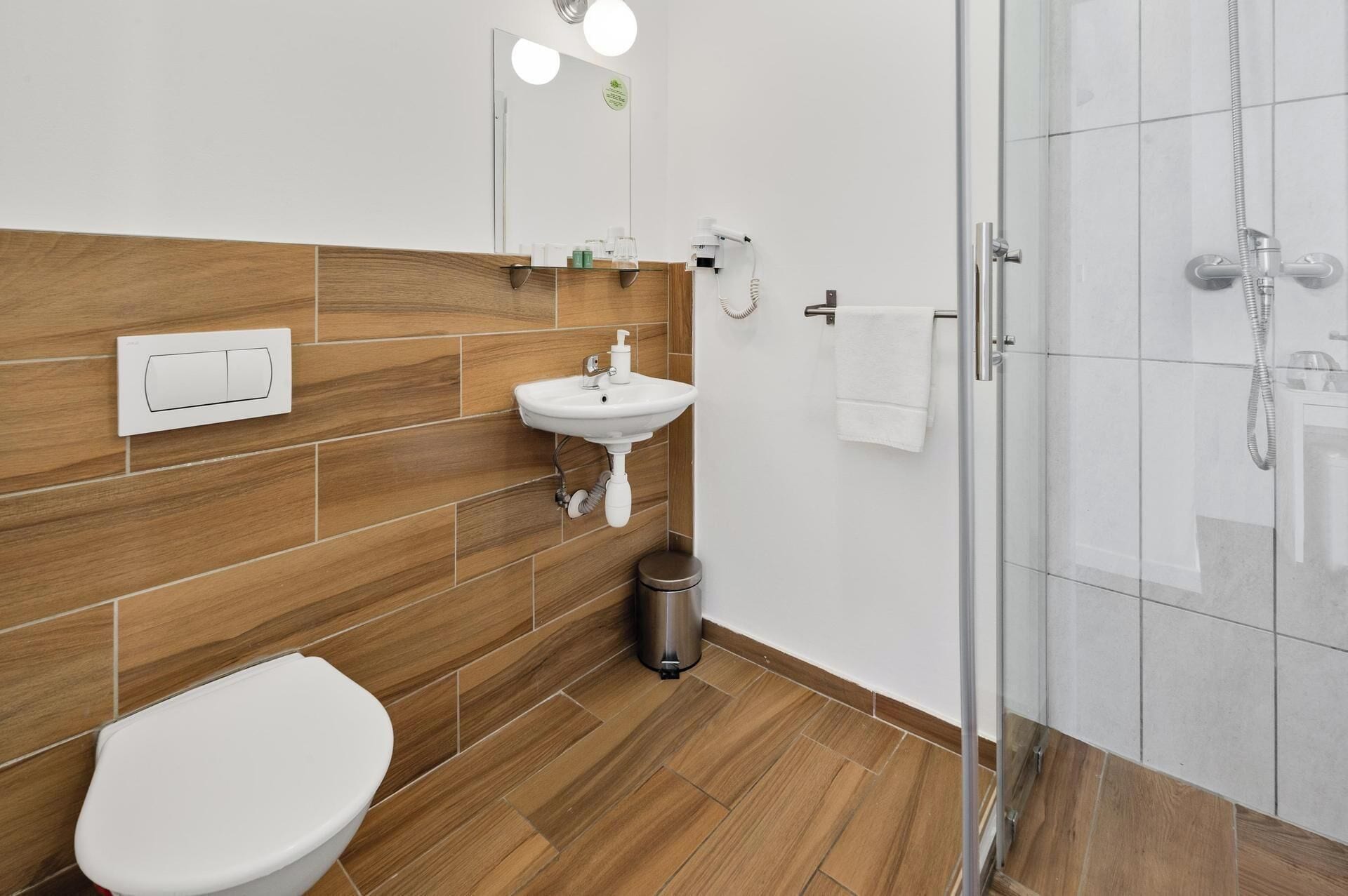 quadruple room | bathroom | shower, free toiletries, hair dryer, towels