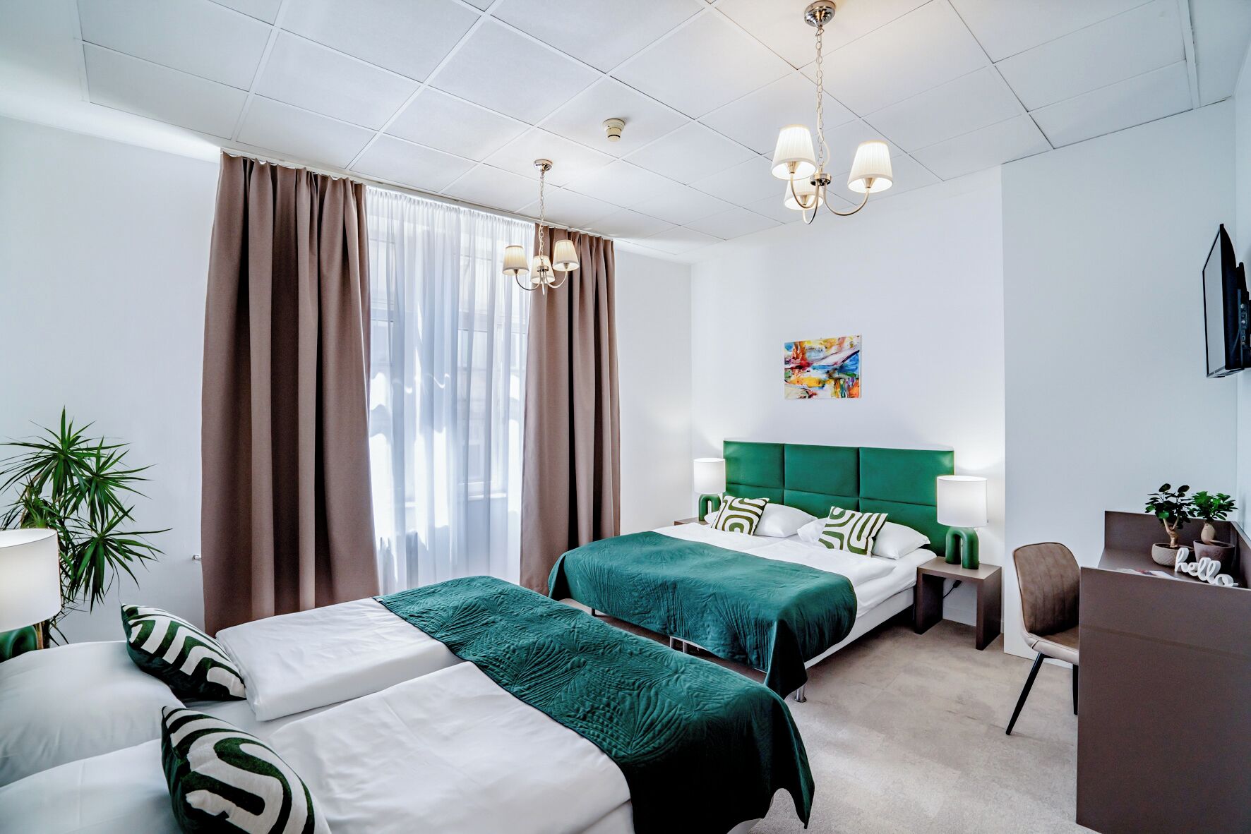 Vierbettzimmer | Verdunkelungsvorhänge, kostenloses WLAN, Bettwäsche