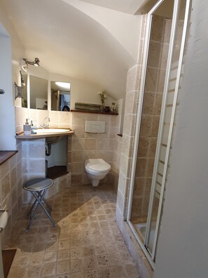 Haartrockner, Handtücher, Seife, Toilettenpapier