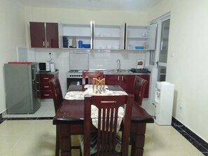 Comfort-Apartment | Eigene Küche | Großer Kühlschrank, Mikrowelle, Ofen, Herdplatte