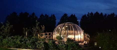 Fassade der Unterkunft – Abend/Nacht