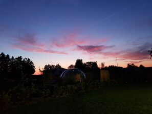 Fachada de la propiedad por la tarde o noche
