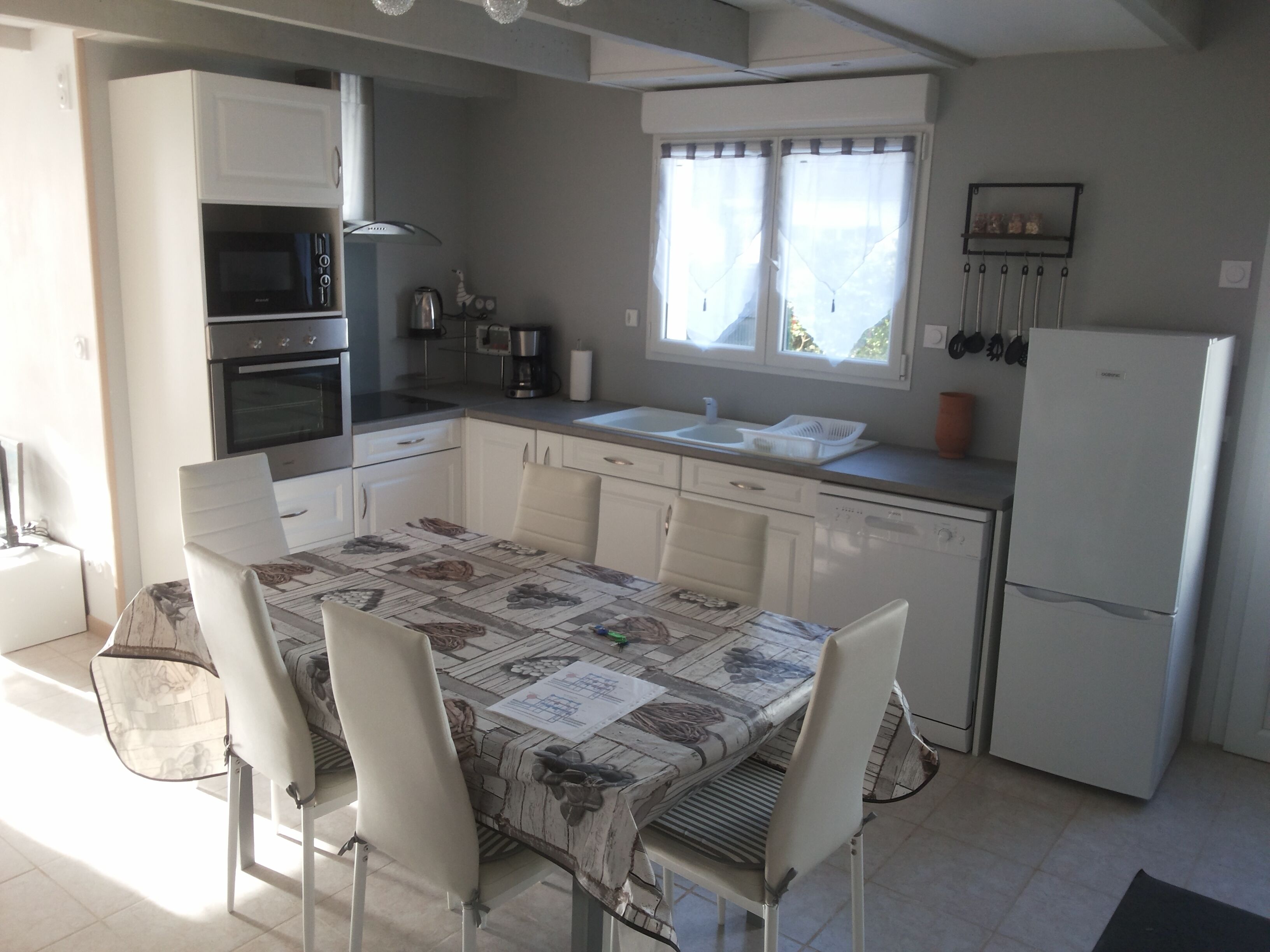 冷蔵庫、電子レンジ、オーブン、コンロ