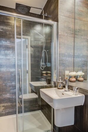 Bathroom - Malthouse Apartments Kew (Brentford)
