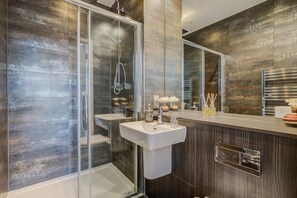 Two-Bedroom Apartment | Bathroom | Combined shower/bathtub, free toiletries, hair dryer, towels