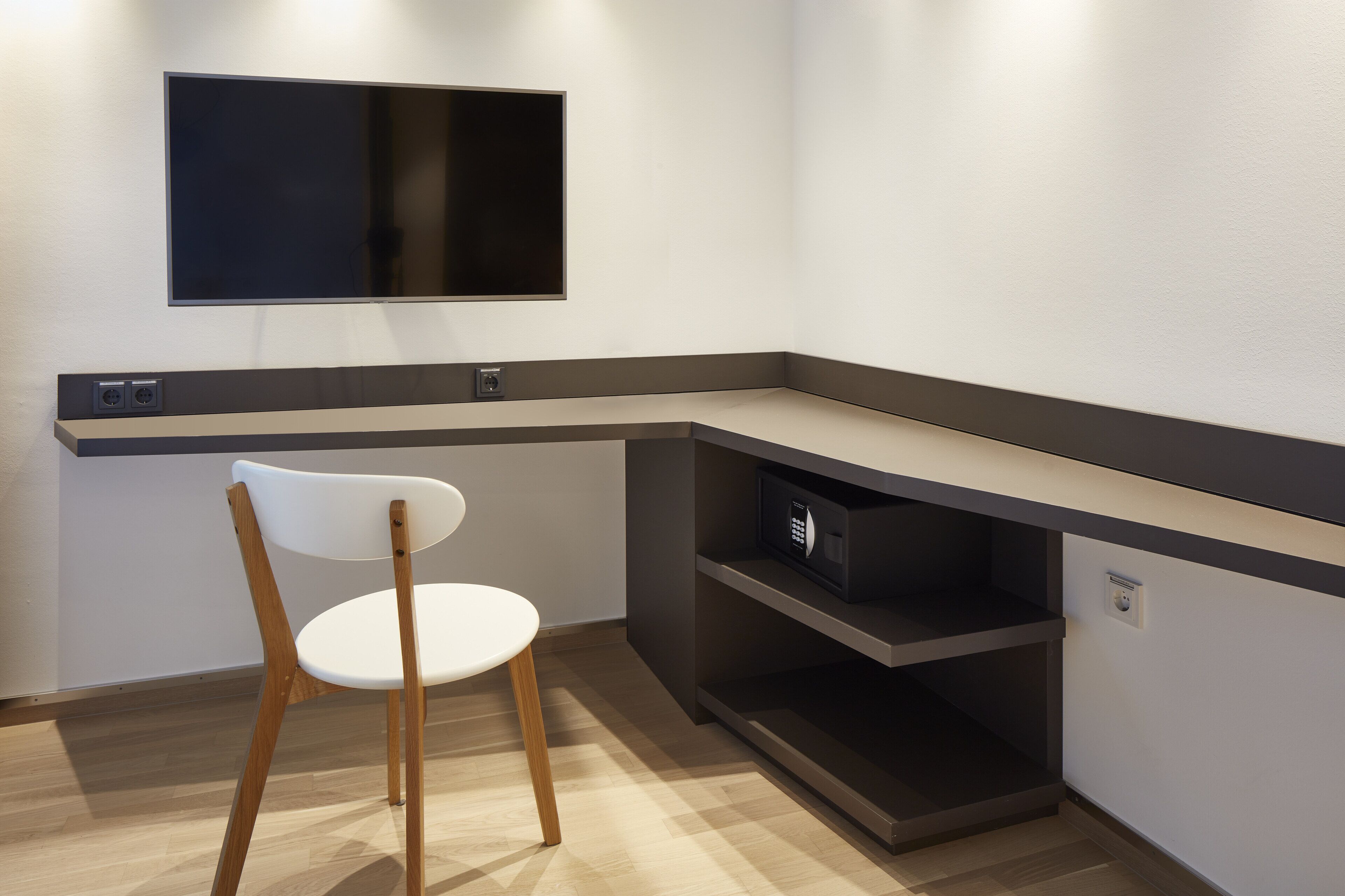 standard twin room | hypo-allergenic bedding, in-room safe, desk, laptop workspace