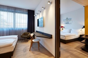 Ropa de cama hipoalergénica, caja fuerte, escritorio