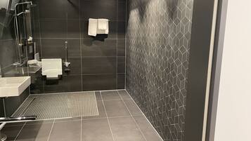 Standardværelse med 2 enkeltsenge | Badeværelse | Hårtørrer, håndklæder, Toiletpapir