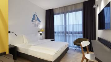 Quarto casal standard | Roupas de cama antialérgicas, cofres nos quartos, escrivaninha