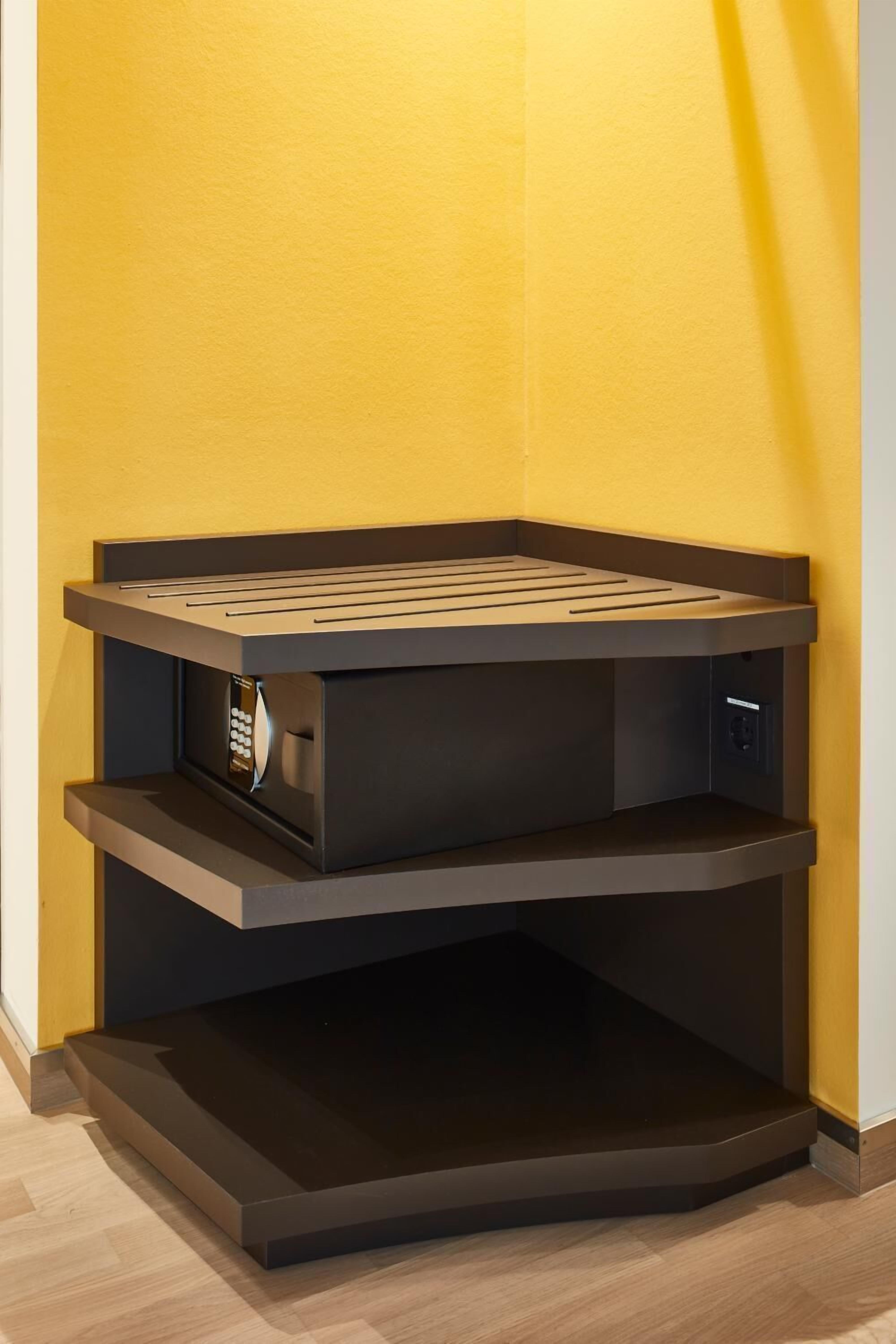 Un mueble esquinero con espacio de almacenamiento, una báscula integrada y un panel de control.
