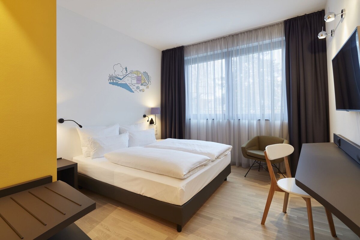 Hypo-allergenic bedding available, in-room safe, desk, laptop workspace