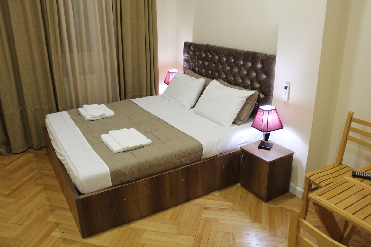 Phòng phong cách cổ điển | Bộ đồ giường kháng dị ứng, nệm Tempur-Pedic, bàn, bộ trải giường 