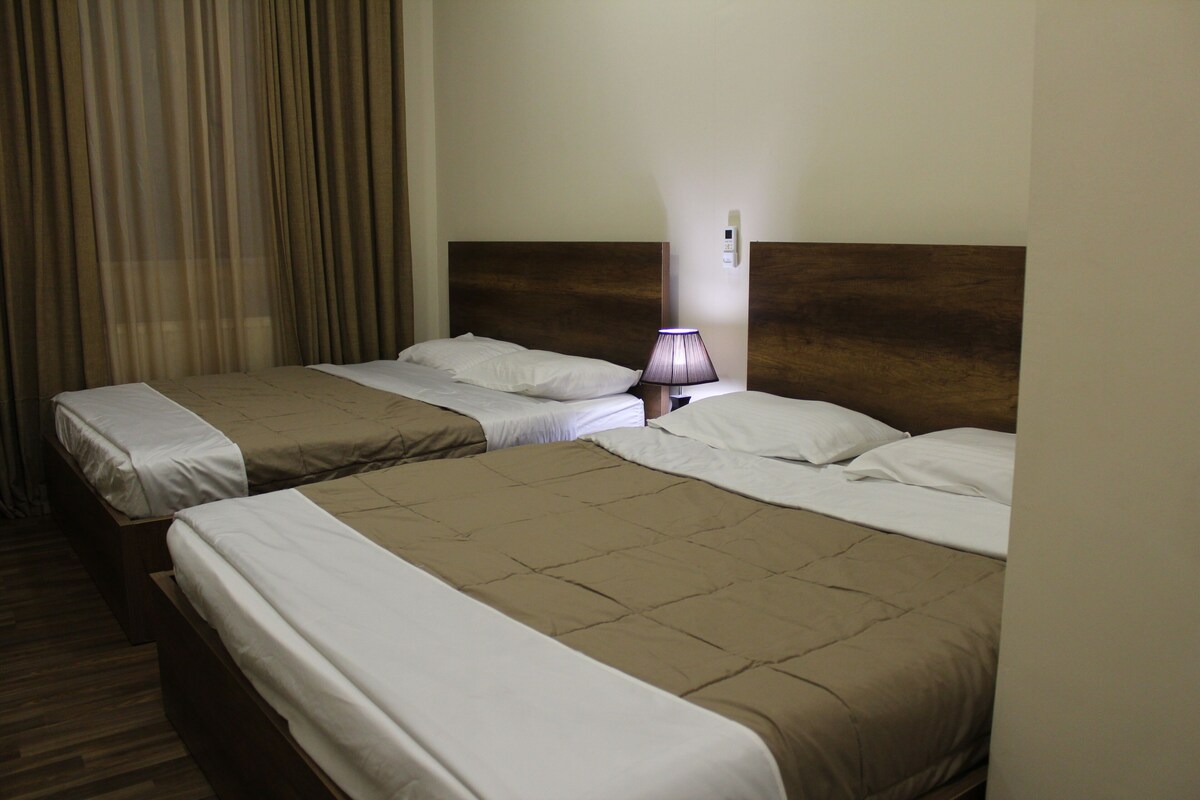 Phòng tiện nghi đơn giản, quang cảnh thành phố | Bộ đồ giường kháng dị ứng, nệm Tempur-Pedic, bàn, bộ trải giường 