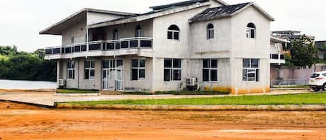 Fachada de la propiedad