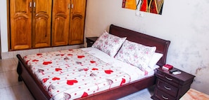 Desk, blackout curtains, bed sheets - Mabea Beach (Abidjan)