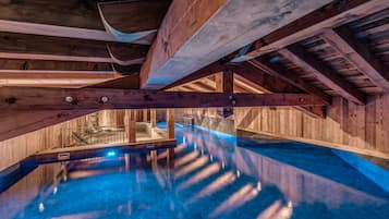 Sisäuima-allas avoinna 10.00–20.00, aurinkotuoleja