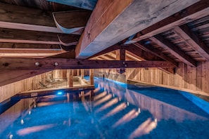 Piscine couverte, accès possible de 10 h 00 à 20 h 00, chaises longues 