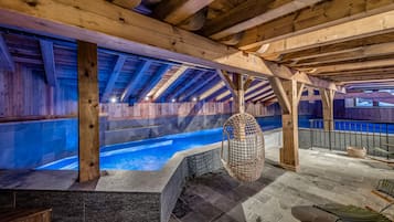 Piscine couverte, accès possible de 10 h 00 à 20 h 00, chaises longues