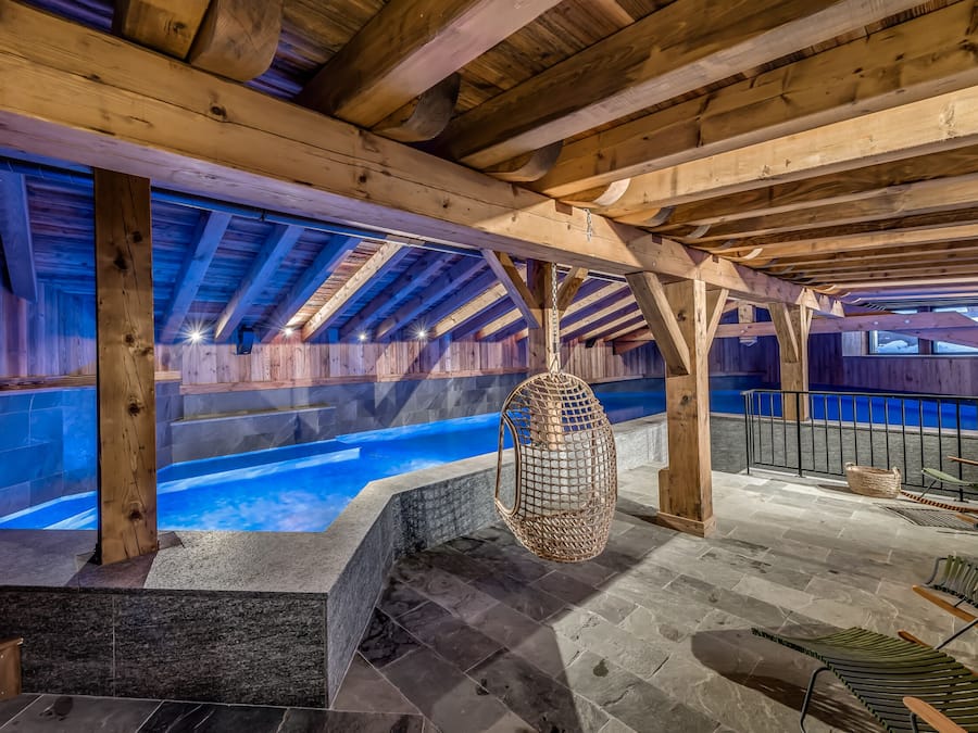 Innendørsbasseng og solsenger