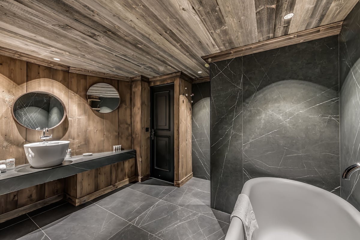 panoramic quadruple room | bathroom | shower, free toiletries, hair dryer, bathrobes