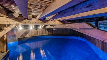 Inomhuspool med öppettider 10.00 till 20.00, och solstolar