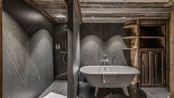 Chambre Quadruple Panoramique | Salle de bain | Douche, articles de toilette gratuits, sèche-cheveux, peignoirs