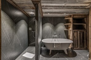 Chambre quadruple panoramique | Salle de bain | Douche, articles de toilette (gratuits), séchoir à cheveux, peignoirs