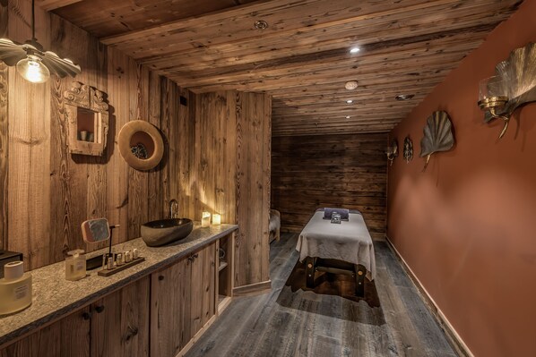 Interior de madera con lavamanos, espejo y una mesa.