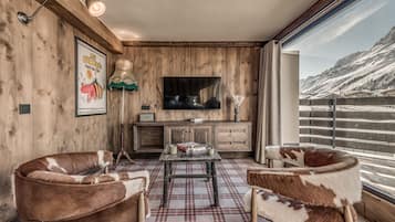 Panoramic Quadruple Room | Minibar, in-room safe, individually decorated, individually furnished