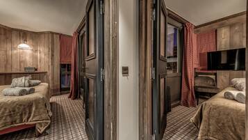 Chambre Familiale, 2 chambres | 5 chambres, minibar, coffres-forts dans les chambres