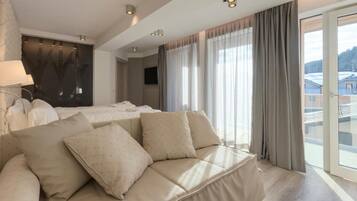 Deluxe Double Room | Minibar, in-room safe, individually decorated, individually furnished