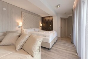 Deluxe-Doppelzimmer | Minibar, Zimmersafe, individuell dekoriert, individuell eingerichtet