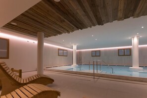 室內泳池；躺椅