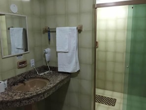 Buồng tắm vòi sen, khăn tắm