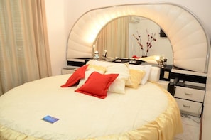 Minibar, truy cập Internet không dây miễn phí, bộ trải giường