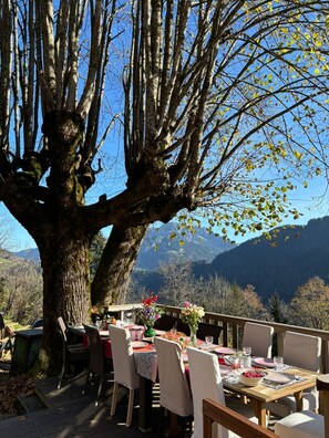Outdoor dining - Alps Chalet for Big Group with Sauna & Yoga Terrace (Rossinière)