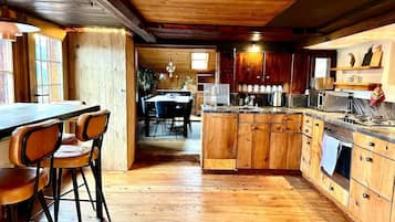 Fridge, oven, stovetop, coffee/tea maker