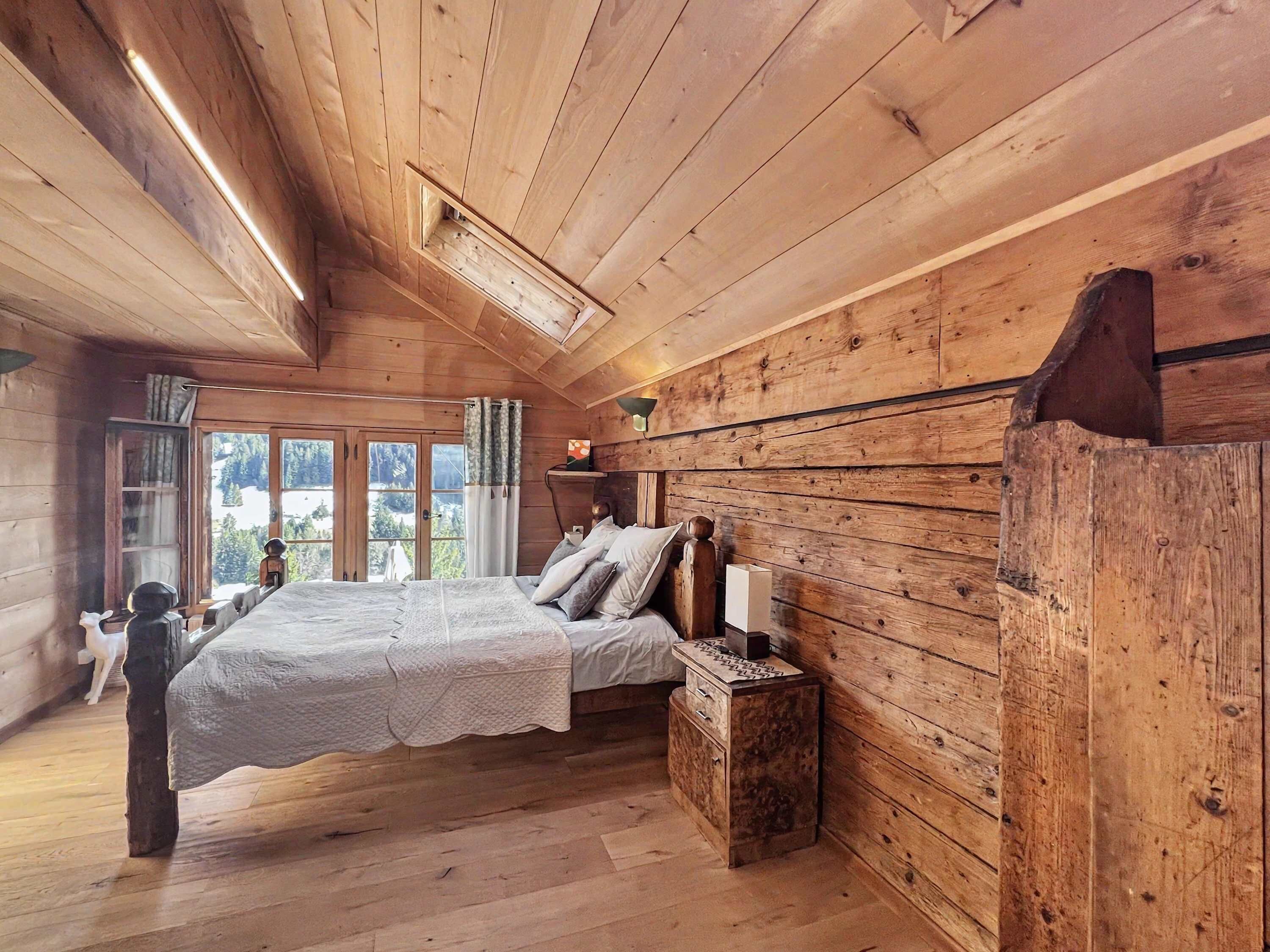 5 bedrooms, desk, iron/ironing board, WiFi